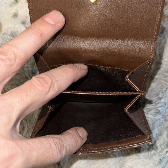 Women’s or Men's Gucci GG monogram canvas Key locking hardware Bi-Fold wallet! - Picture 8 of 17